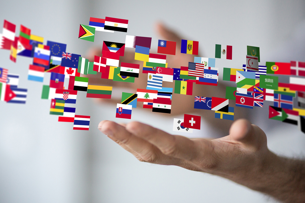 Image hand with different national flags ©kbuntu - Fotolia.com